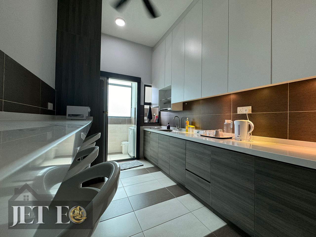 Fully Furnished Maple Service Apartment - photo 1