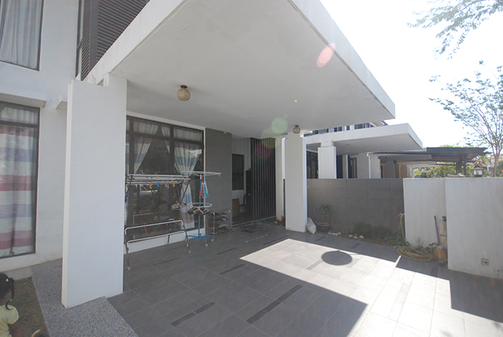 Renovated End Lot Double Storey at Alam Impian - photo 2