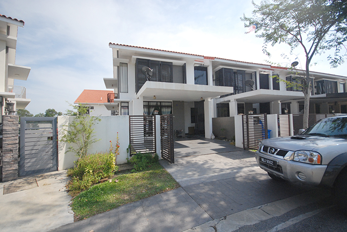 Renovated End Lot Double Storey at Alam Impian - photo 4