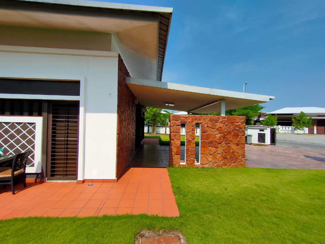 NICE SINGLE STOREY BUNGALOW BANDAR ENSTEK - photo 2