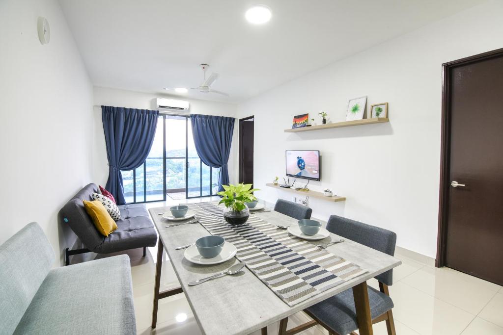 RENT 3R2B Symphony Condominium Furnish High Brand