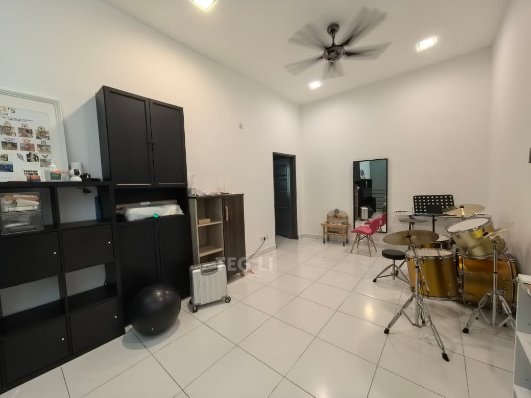 Fully Renovated Extended 24x75 Bandar Parklands - photo 9