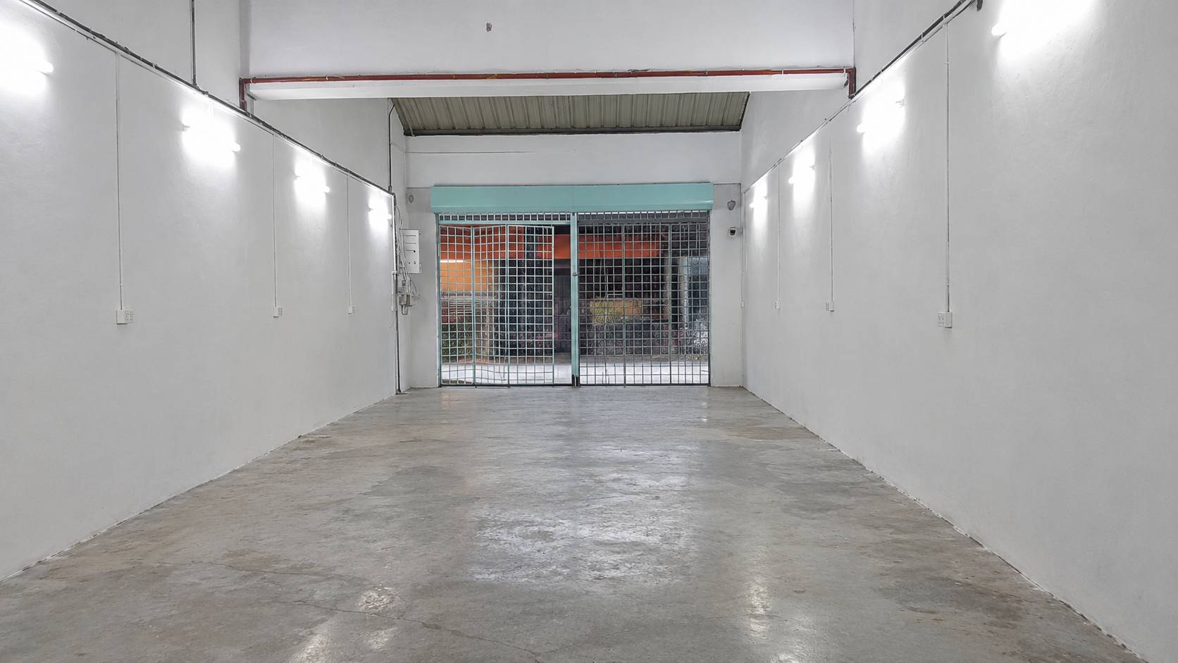 Newly Refurbished 20x80 Puchong Utama - photo 1