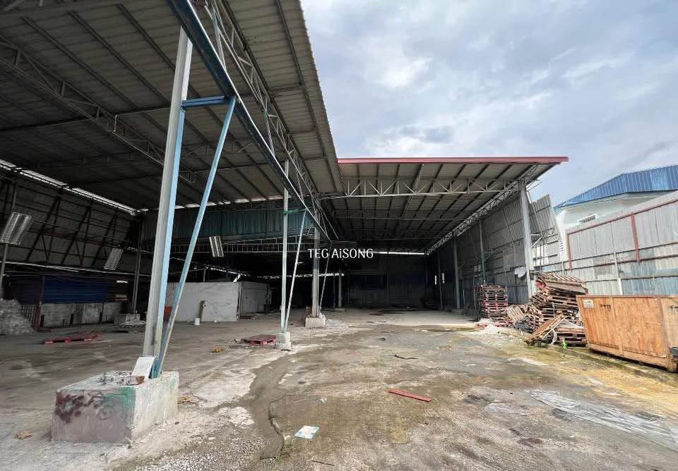 Below Market Warehouse Bukit Kemuning Seksyen 34 - photo 2