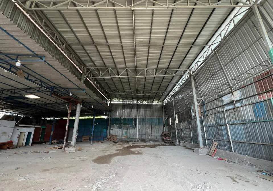 Below Market Warehouse Bukit Kemuning Seksyen 34 - photo 3