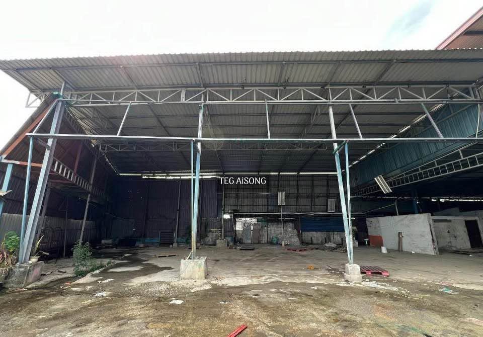 Below Market Warehouse Bukit Kemuning Seksyen 34 - photo 4
