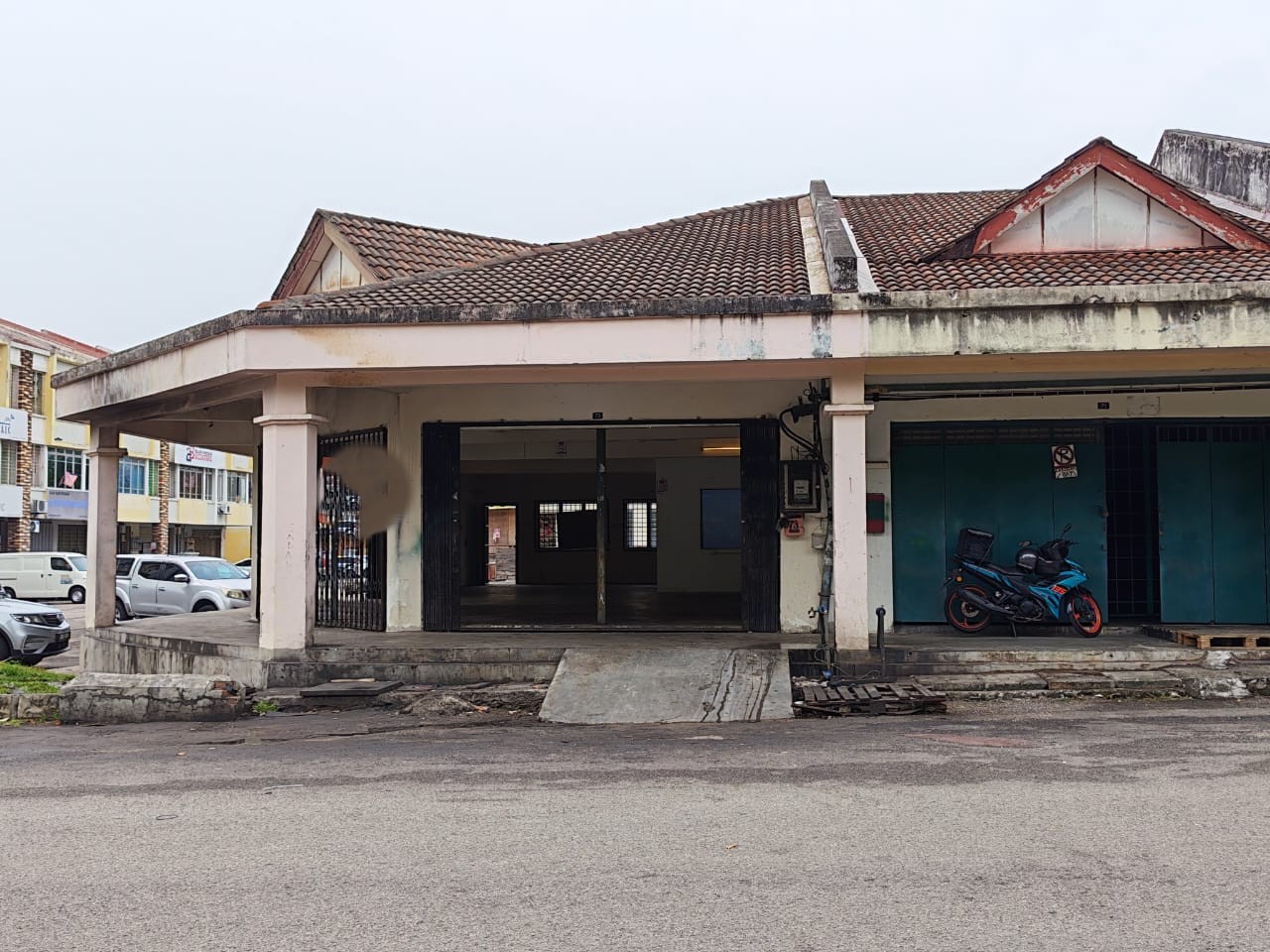 Ample Parking 2100sf Bukit Puchong Corner Shop - photo 3
