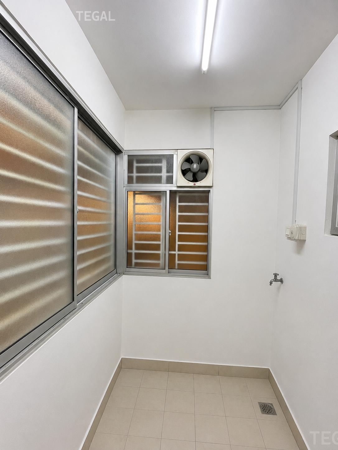 Good Condition Below Market De Bayu Apartment - photo 5