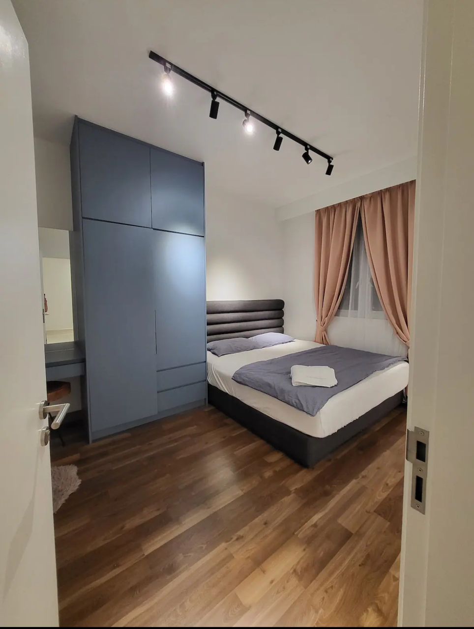 Fully Furnished 2-Be ...