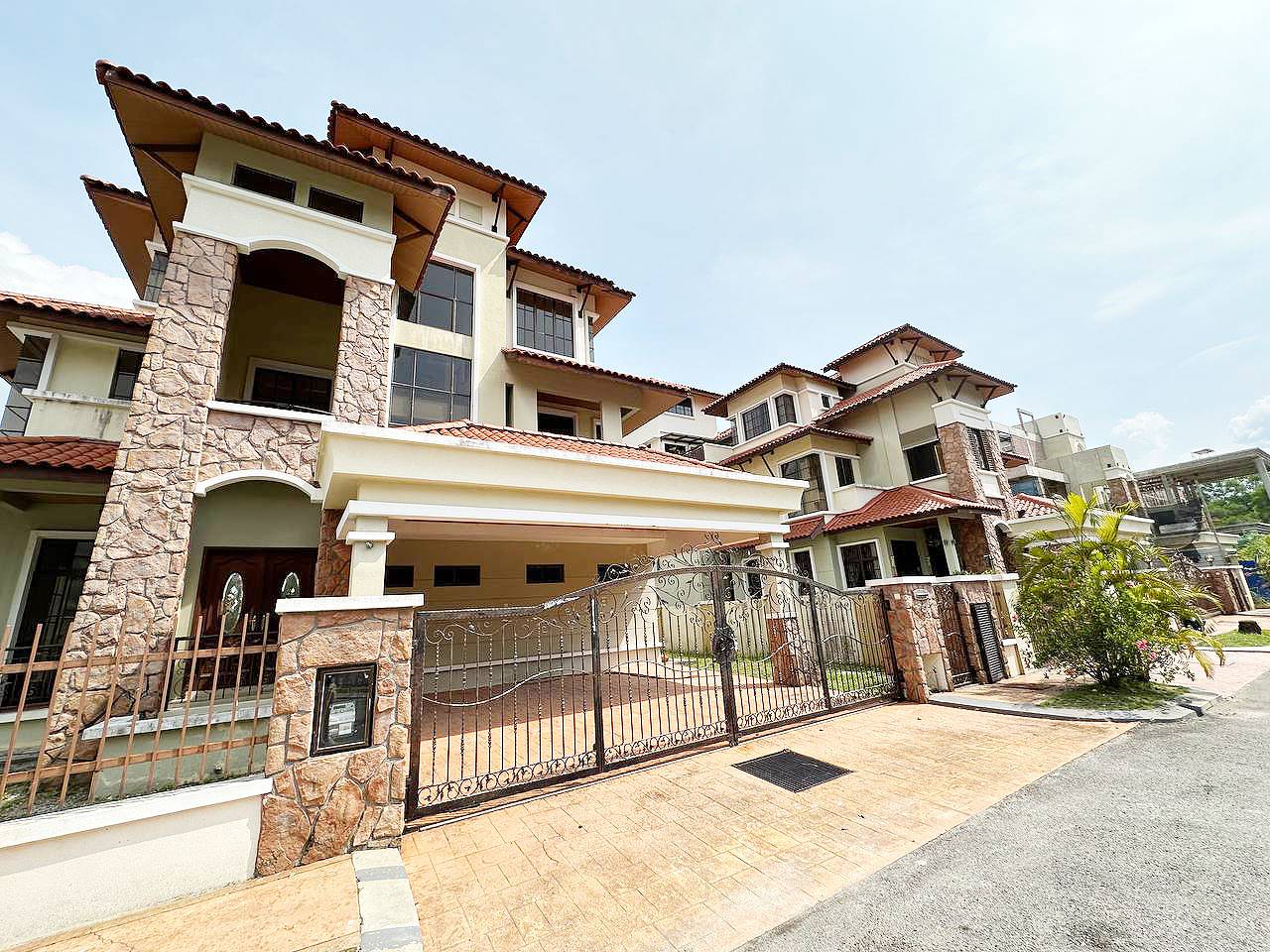 D Residence Bungalow Dr - photo 2