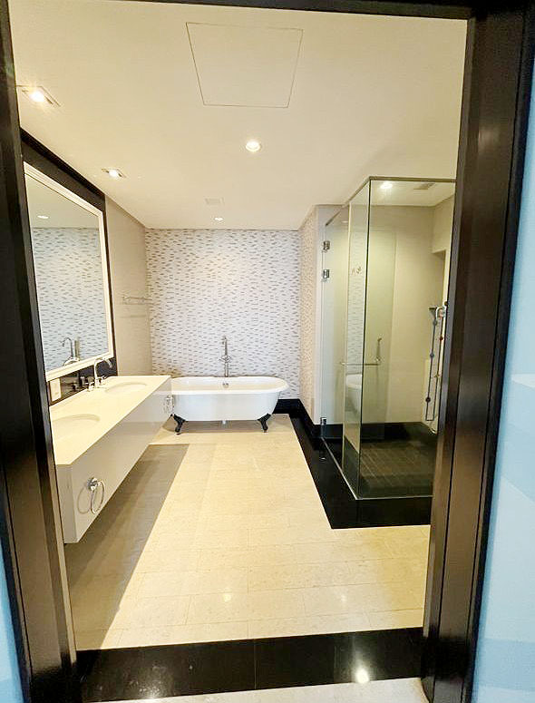 Andaman Quayside 914sqft Newly Reno Unit - photo 3