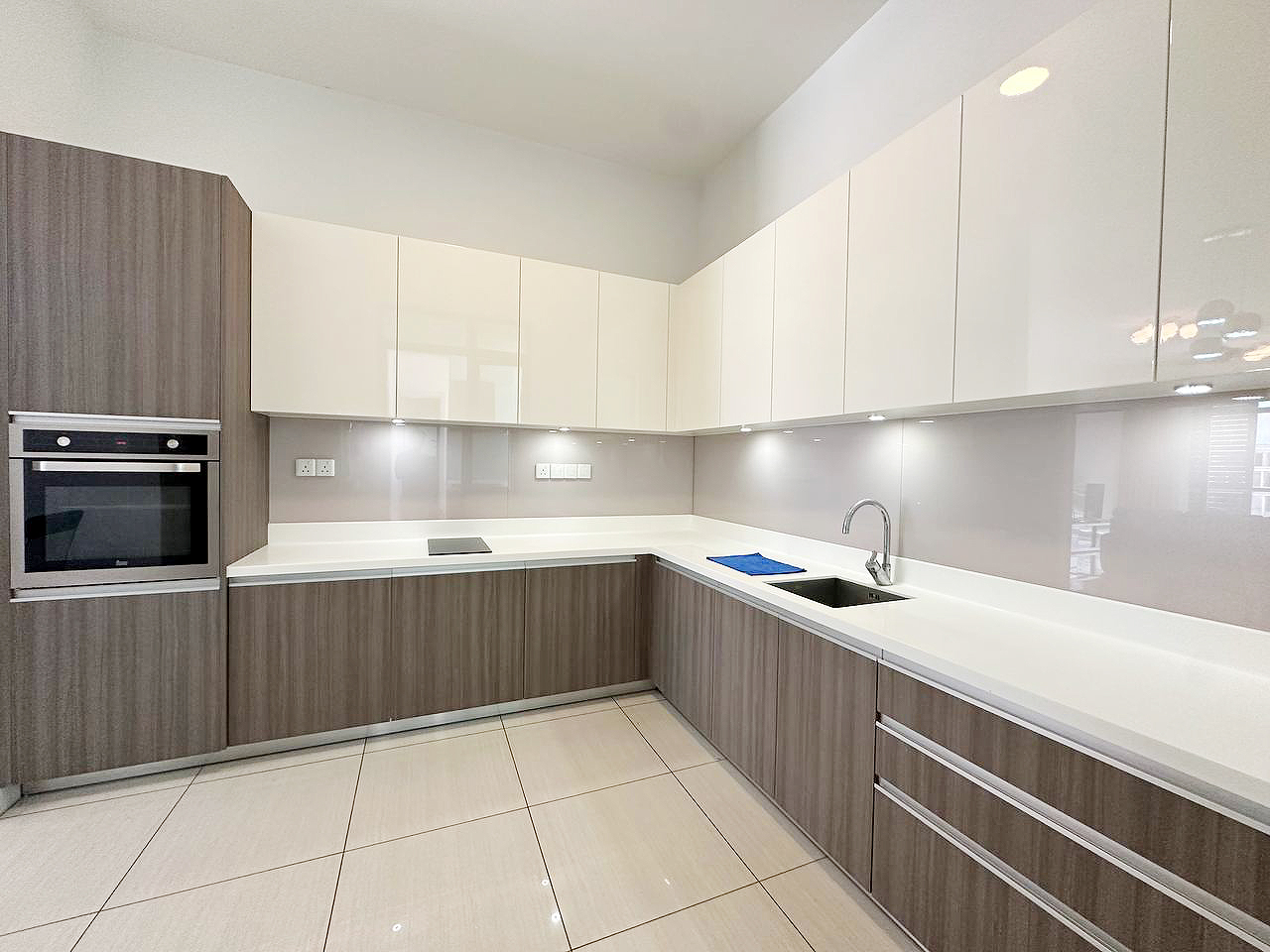 The Light Collection 2 - 1701sqft Furnished, Exclu - photo 3