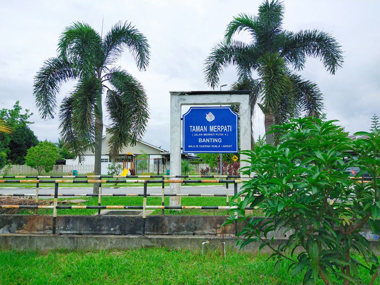 Taman Merpati Olak Lempit Banting, Semi D - photo 11