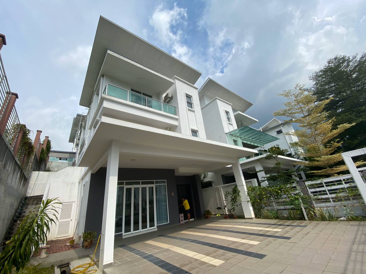 3 STOREY SEMI D  SENTOSA HEIGHTS KAJANG END LOT