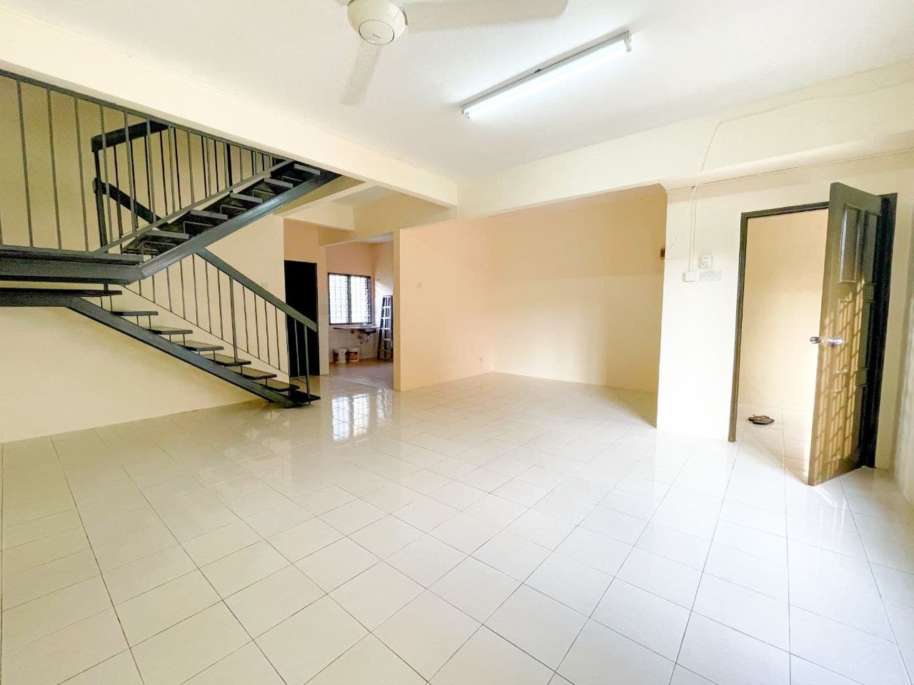 2 Storey Terrace, Jalan LEP 4, Taman Lestari Putra - photo 2
