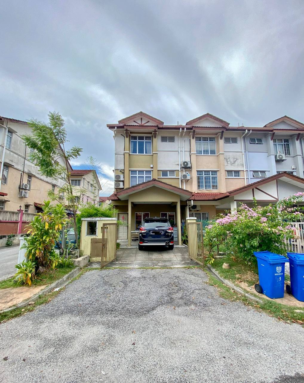 3 Storey End Lot Terrace Subang Pelangi U5 Shah