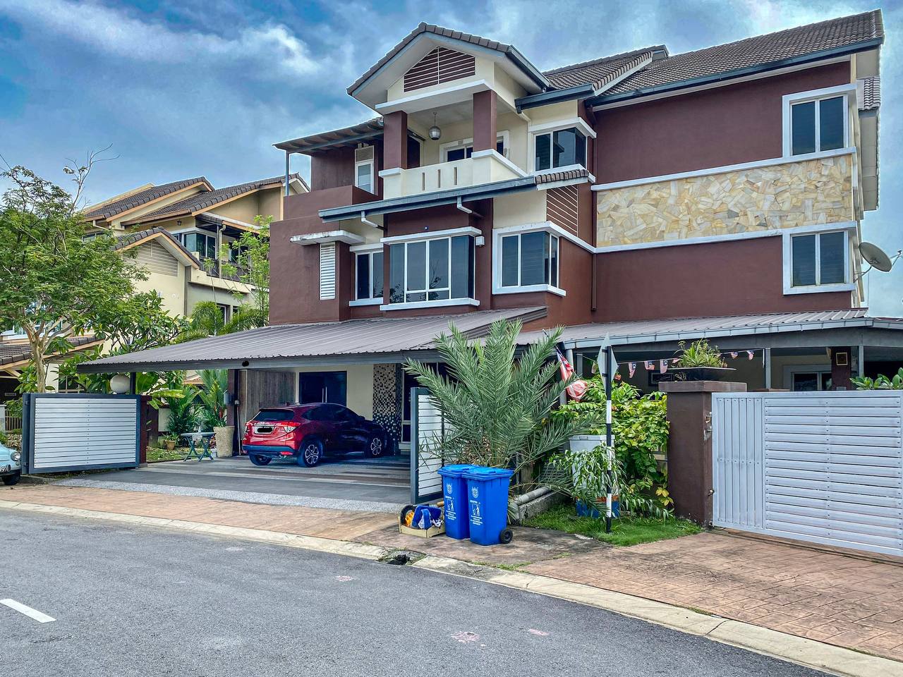 Triple Storey Garden Zero Lot Bungalow Kemuning - photo 1