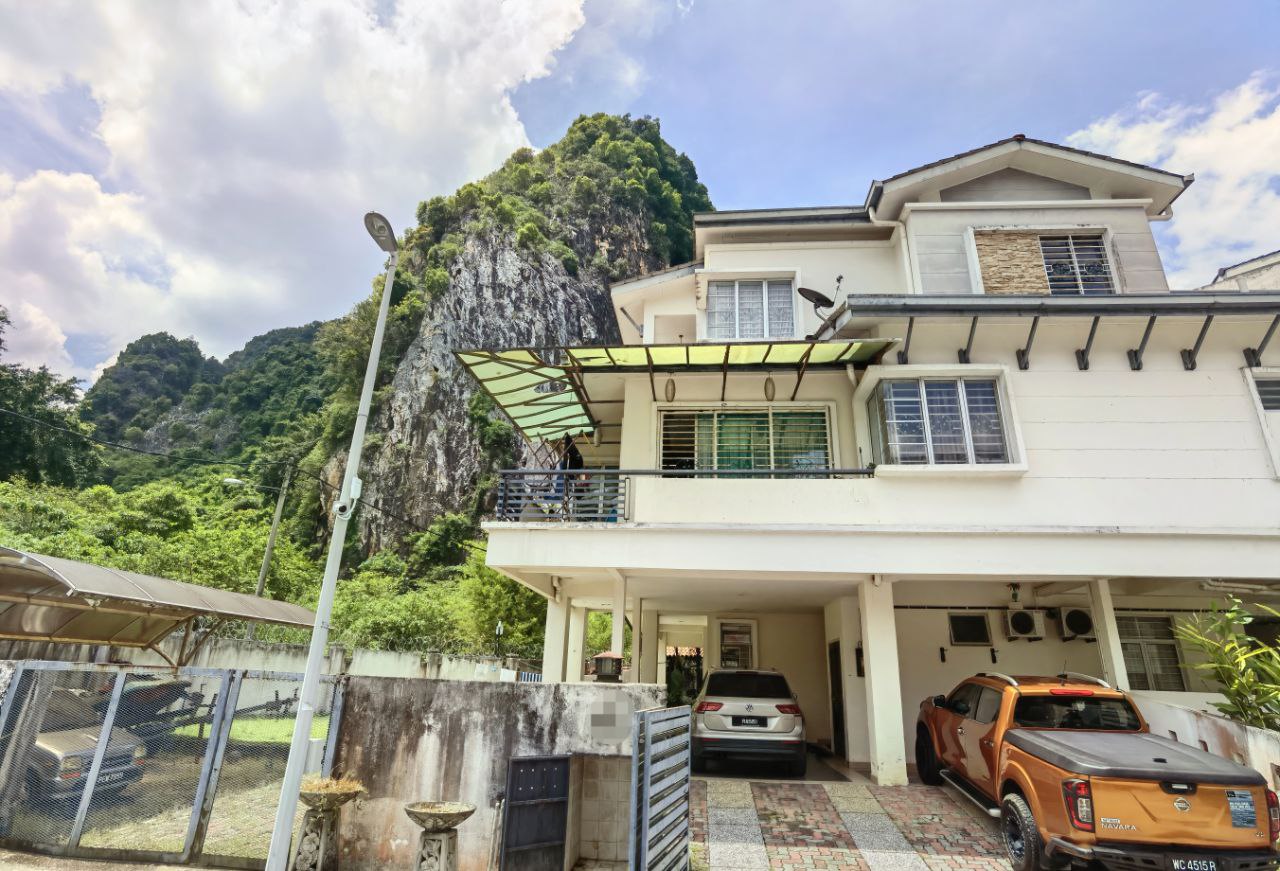 Corner Lot Duplex Townhouse Ariza Garden Villa