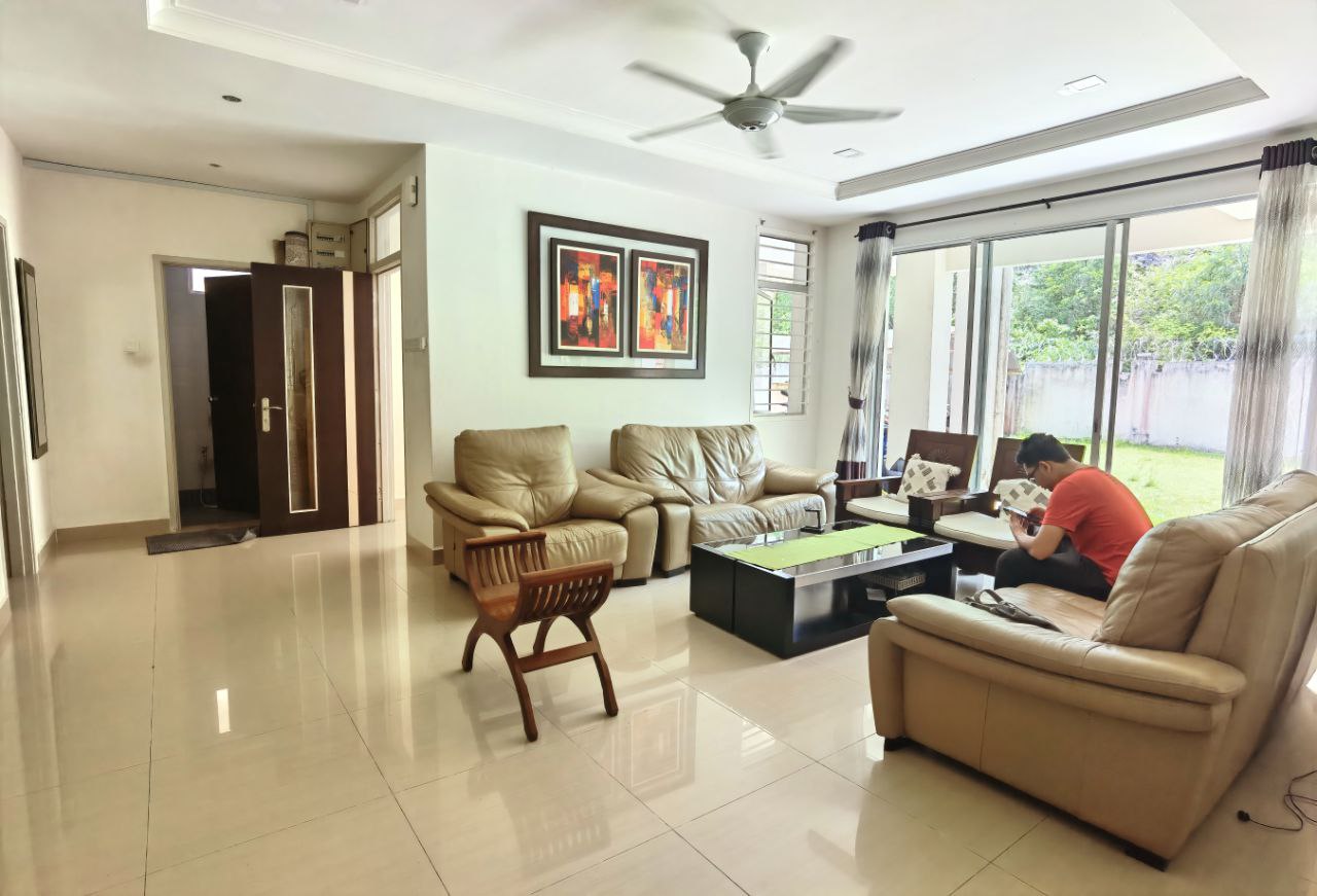 Corner Lot Duplex Townhouse Ariza Garden Villa - photo 2