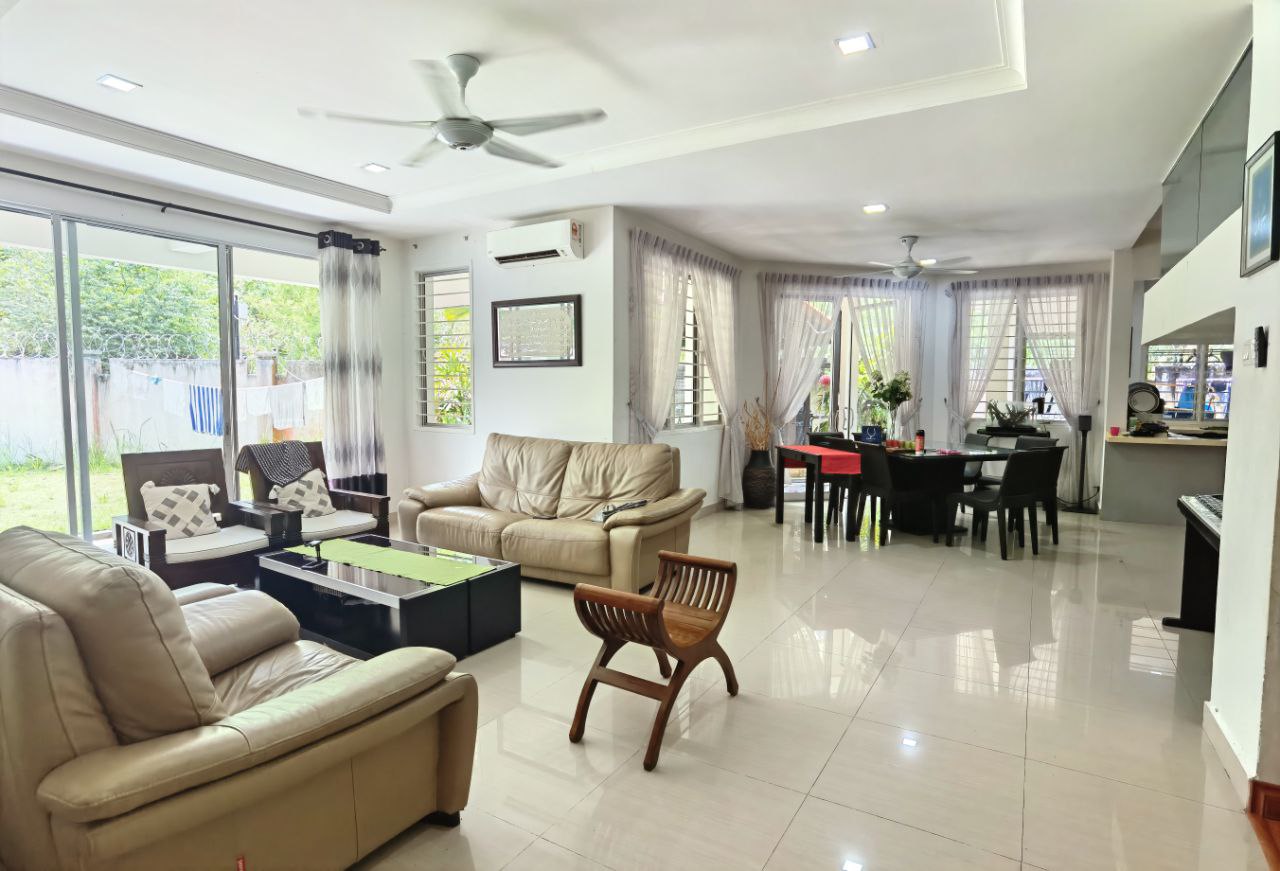 Corner Lot Duplex Townhouse Ariza Garden Villa - photo 3