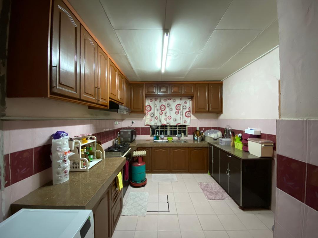 Endlot gated guarded renovated 2 Storey Seksyen 8