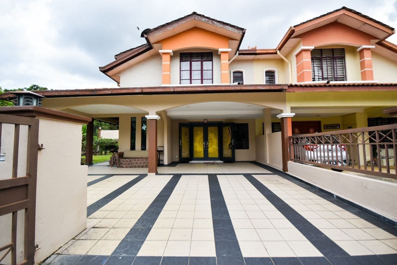 Lestari Mansion 2-stry Semi-D, Seri Kembangan - photo 1