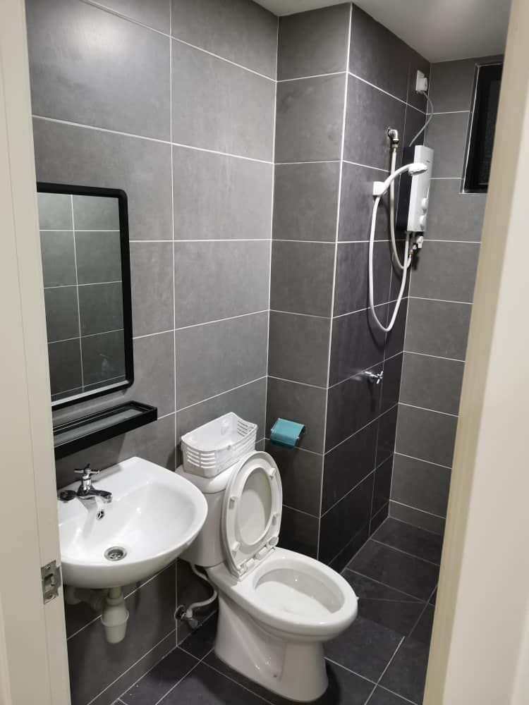 Newly Built Partial Furnish 3R2B One Maxim Condo - photo 4