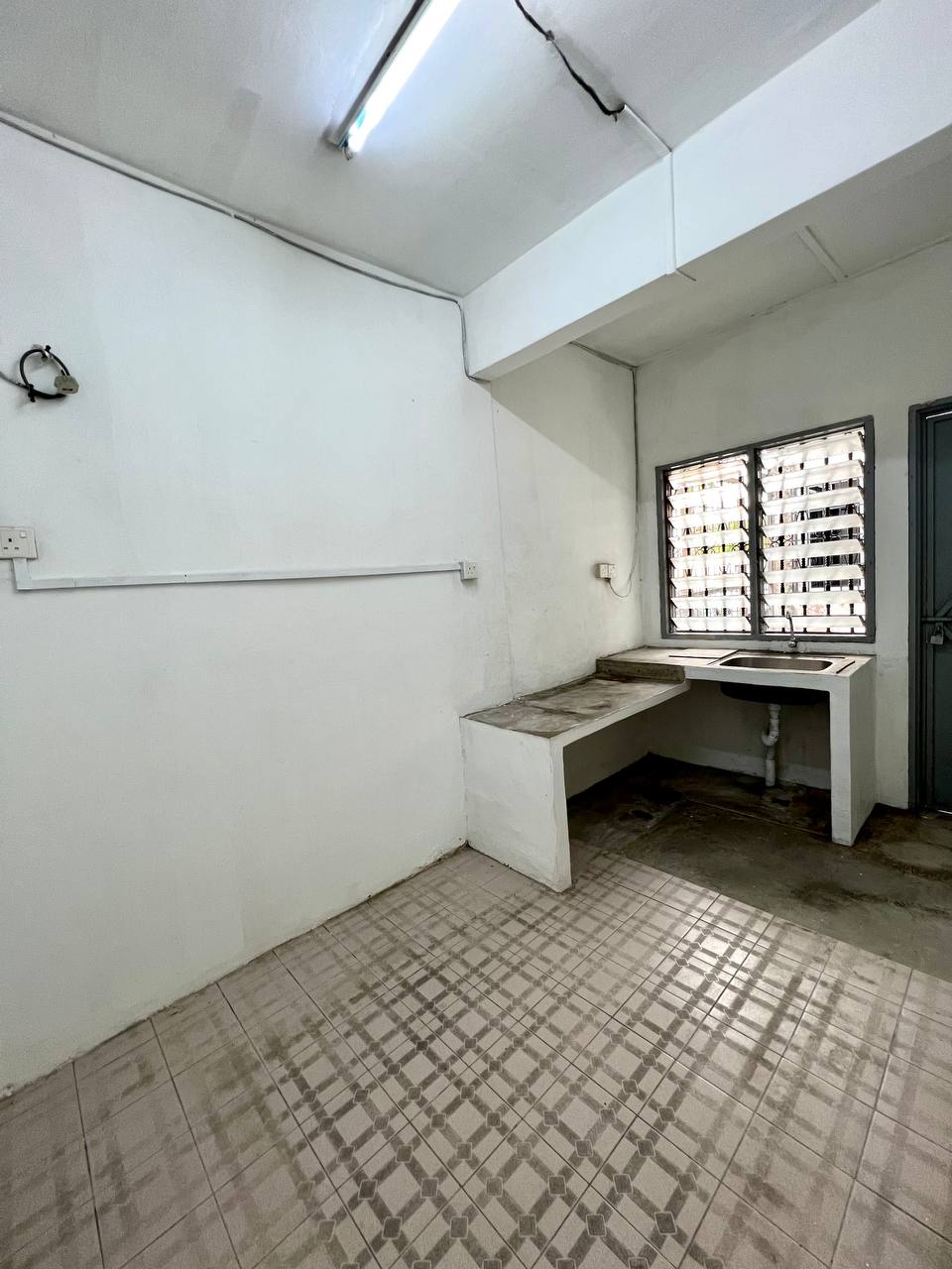 End Lot Facing Open 3 Stry Taman Putra Ampang - photo 4