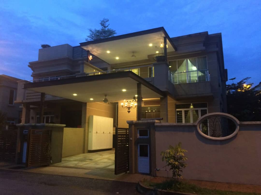 KEMENSAH 2 AND HALF STOREY SEMI D