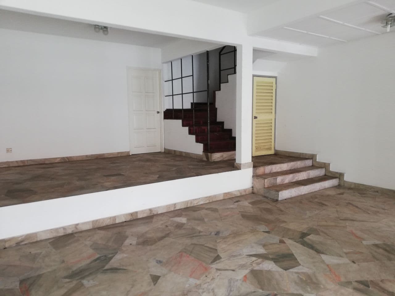 Double Storey End Lot USJ Partial Furnish - photo 4
