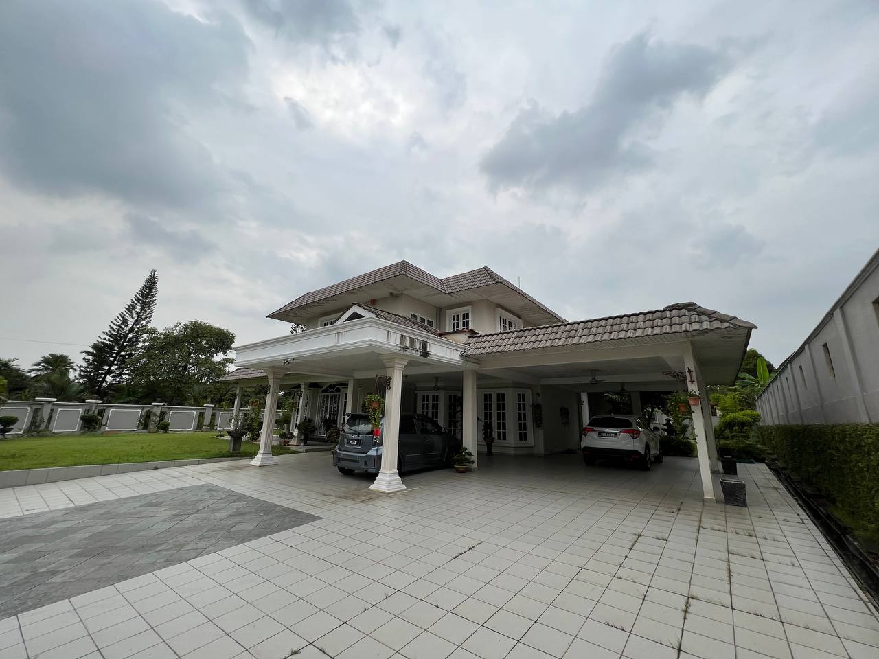 RENOVATED HUGE LAND AREA 2sty Bungalow Seksyen 6