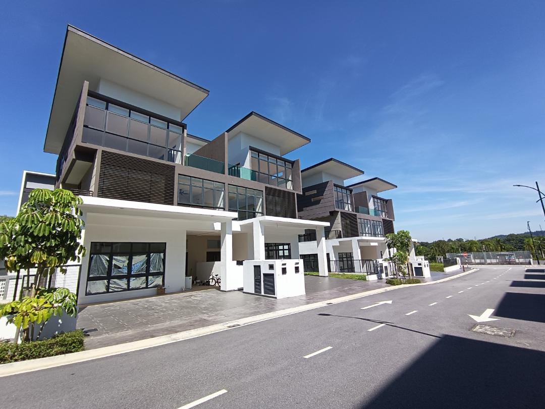 Brand New 3 Storey Bungalow Seksyen 13