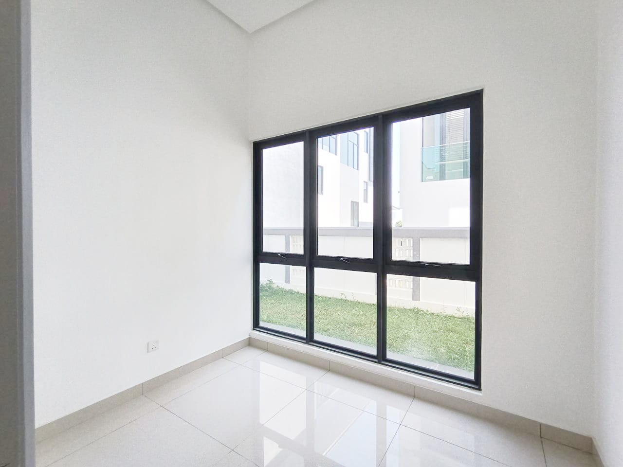 Brand New 3 Storey Bungalow Seksyen 13 - photo 2