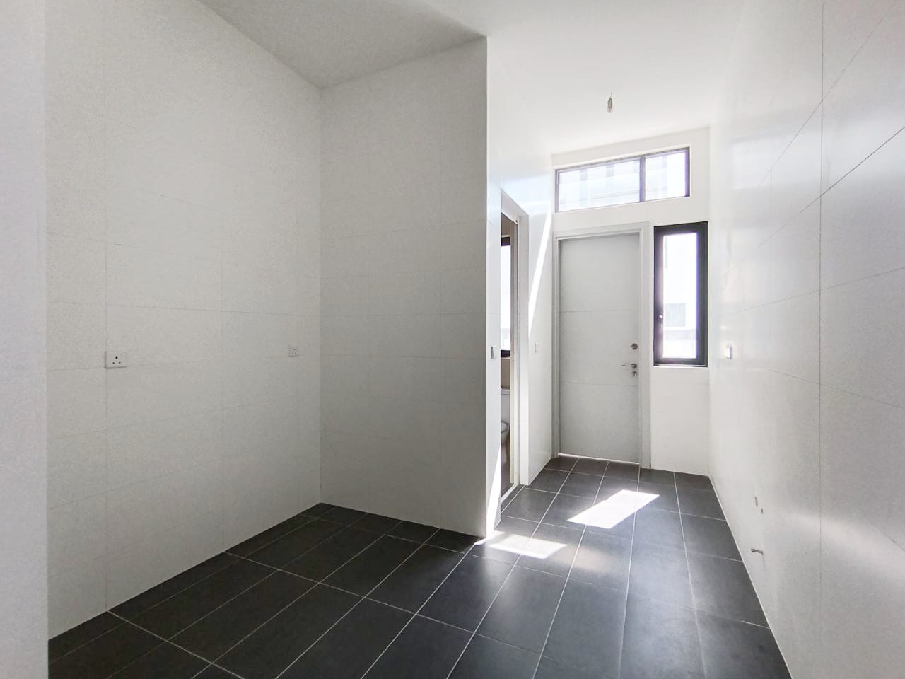 Brand New 3 Storey Bungalow Seksyen 13 - photo 9