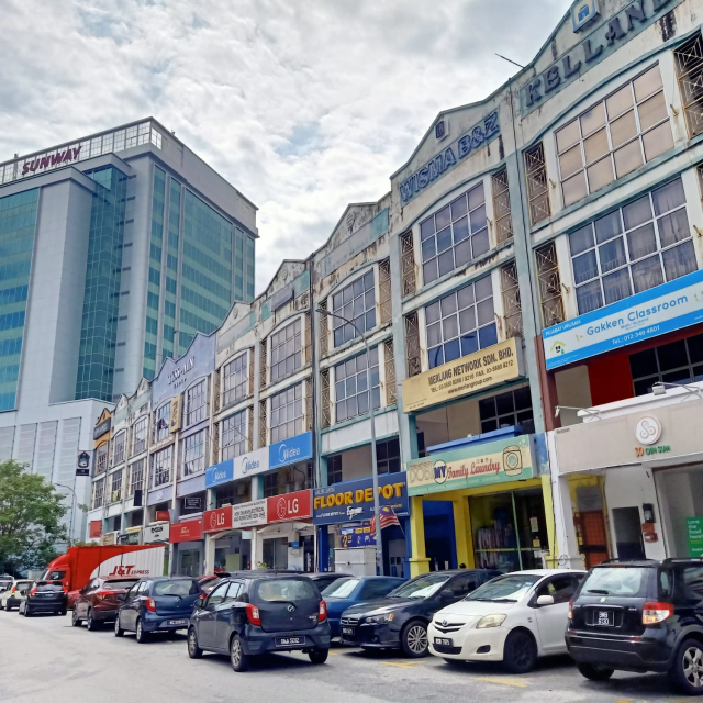 Three Halfsty Shoplot Seksyen 9 Shah Alam Tenanted - photo 1