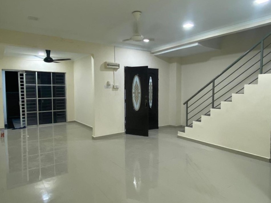 Renovated Freehold Teres 2 Tingkat Semenyih - photo 2