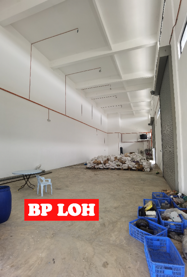 Valdor semi-D factory warehouse fronting highway for rent - photo 3