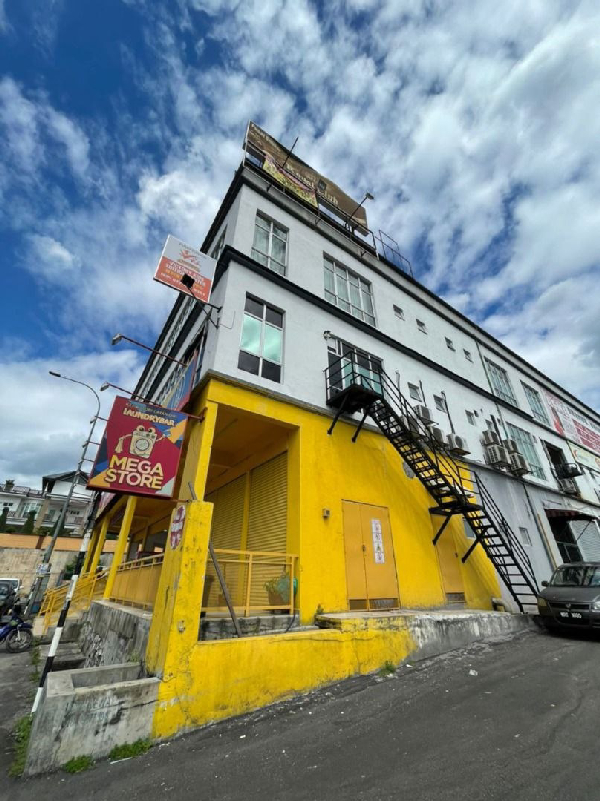 3 Storey Shoplot Office Corner Unit - photo 4