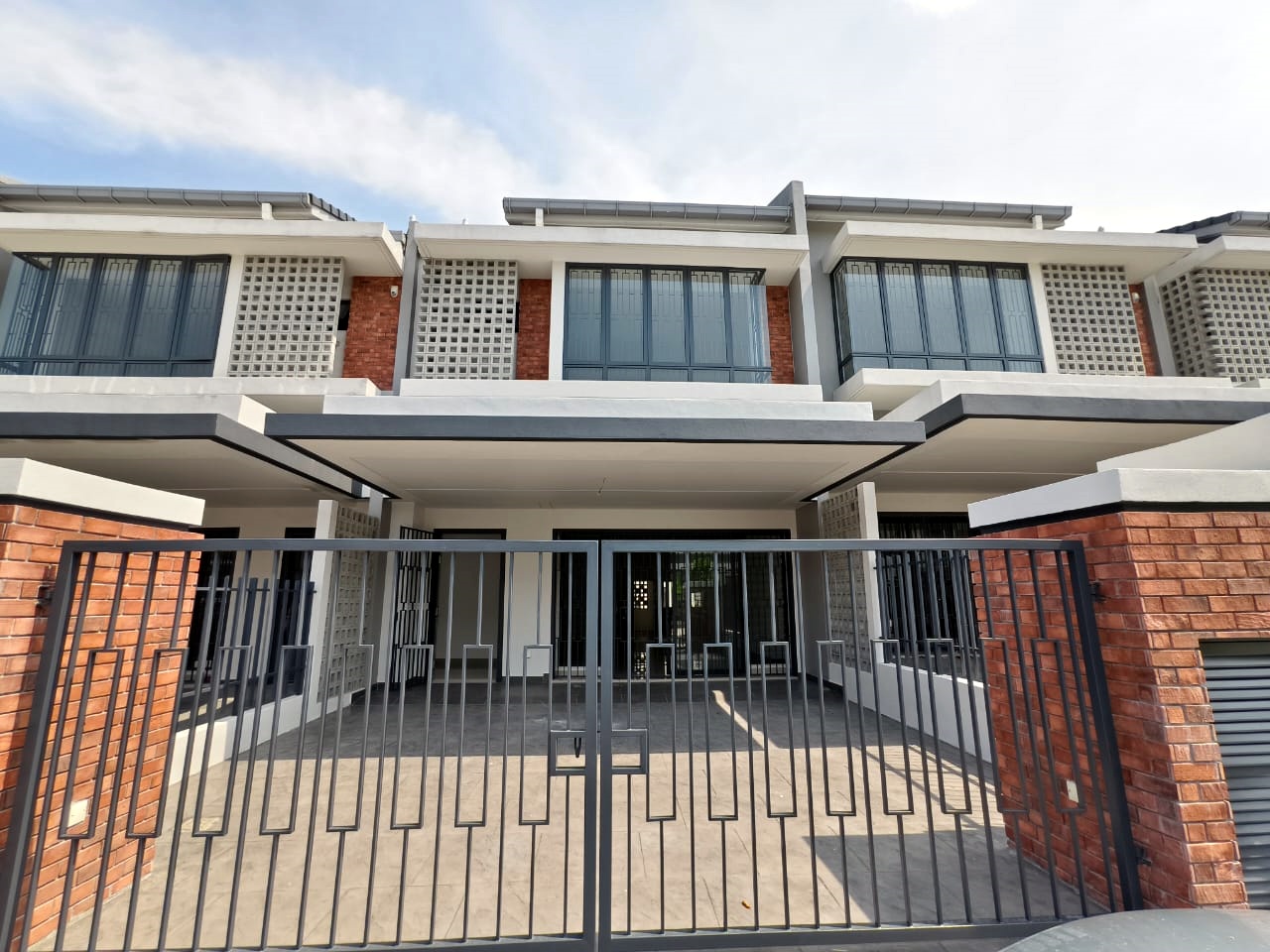 Brand New Elmina green 5 by Michael for rent - photo 3