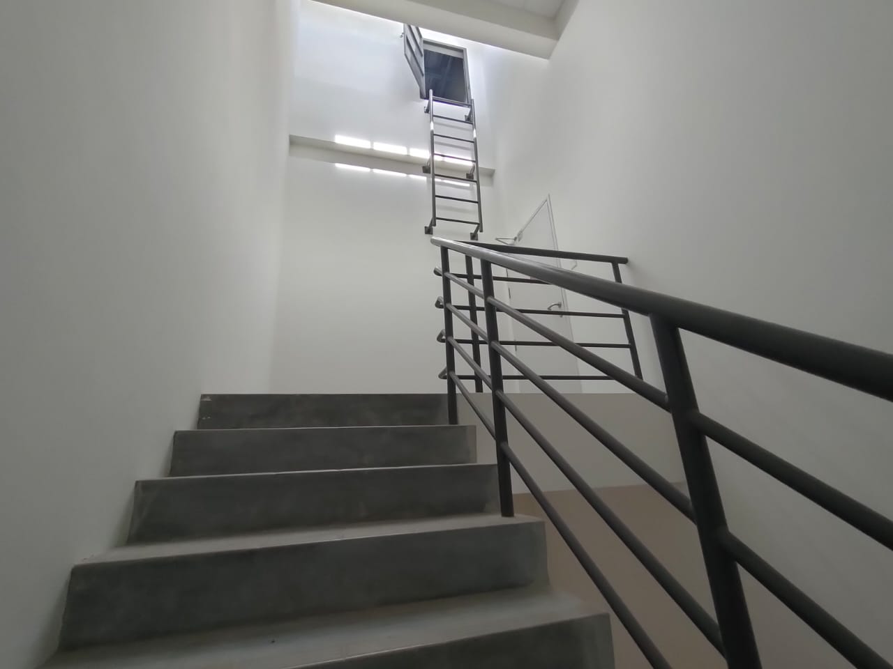 Kota kemuning end lot brand new double storey shop - photo 4