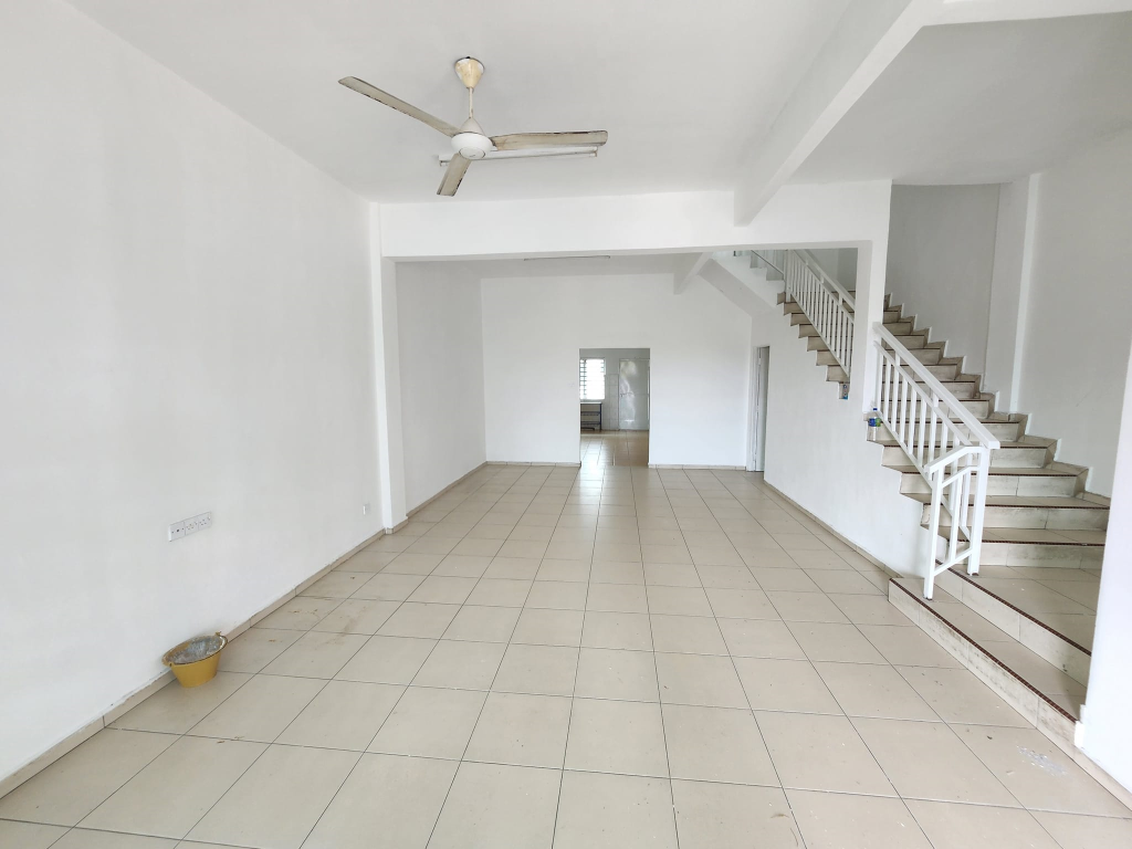 3 Storey 5b4t 2xMasterbedroom RM4xx Cheap Aulong - photo 2