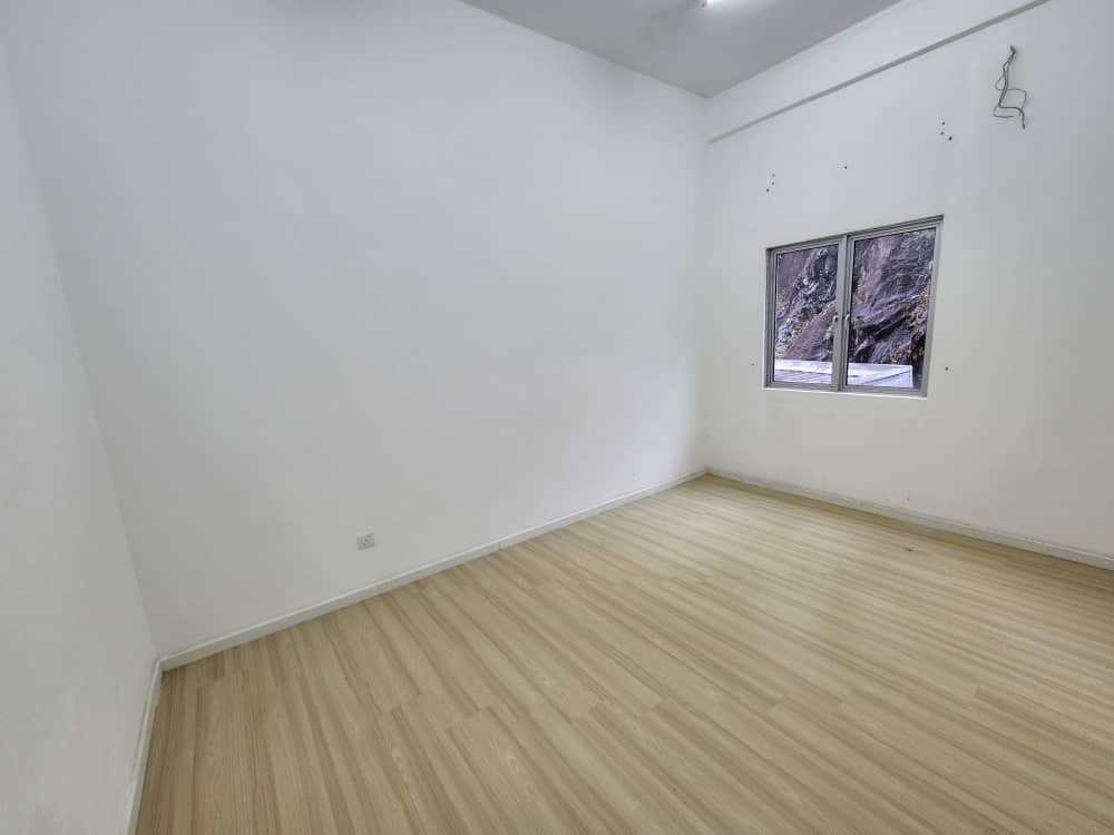Crystal Creek 3 Storey Terraced House for Sale - photo 2