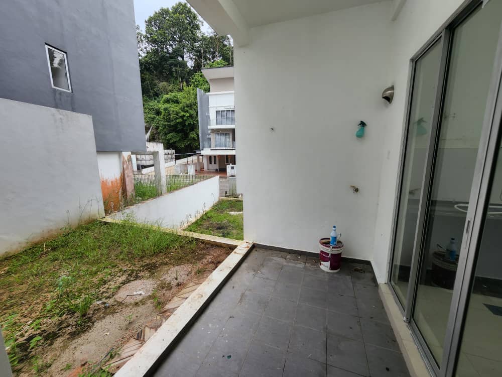 Semi -D 3 Storey House Crystal Creek For Sale - photo 2
