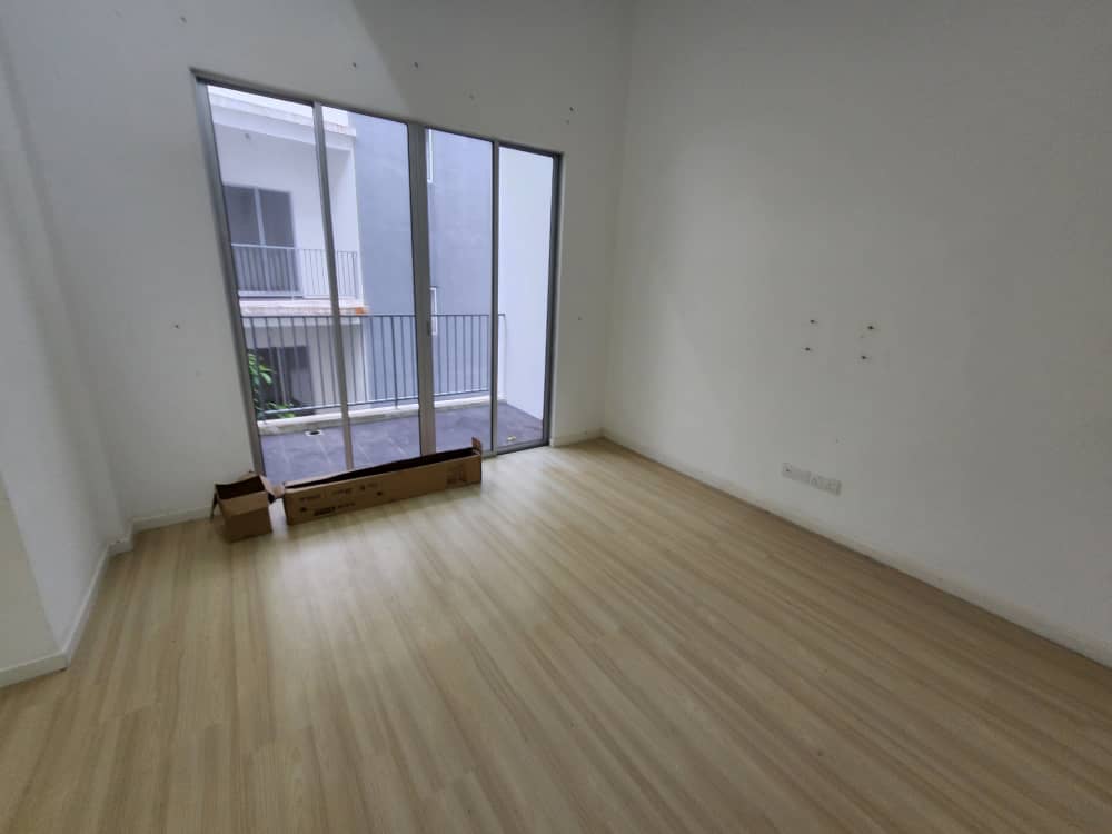 Semi -D 3 Storey House Crystal Creek For Sale - photo 4