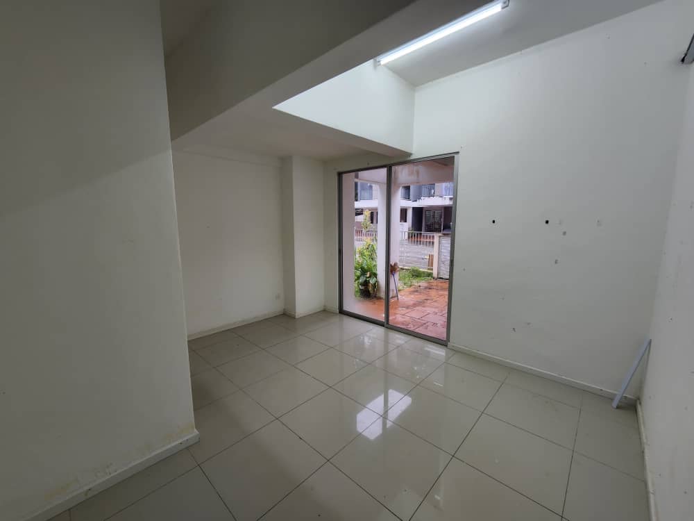 Semi -D 3 Storey House Crystal Creek For Sale - photo 7