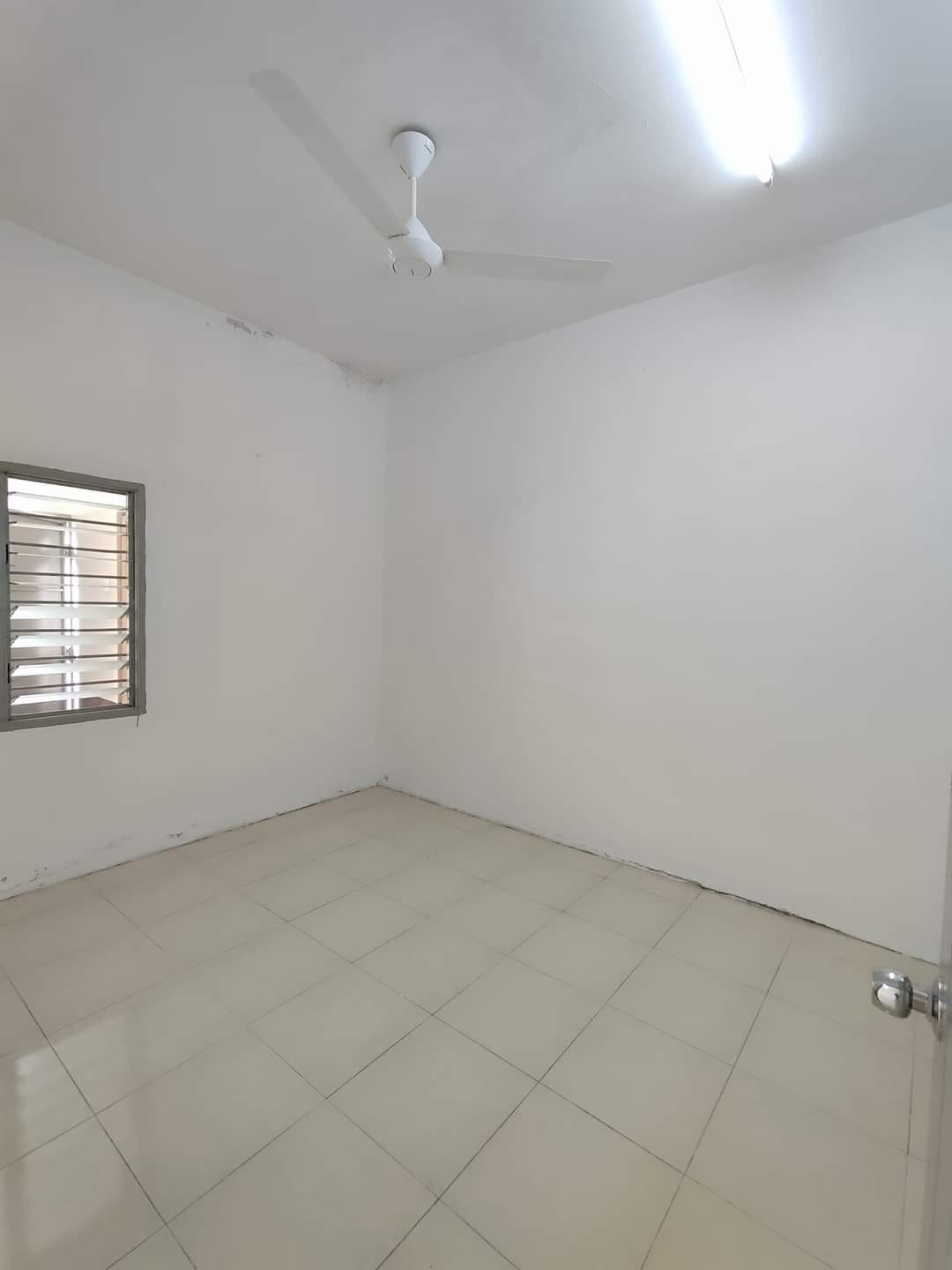 Rumah Setingkat Pegangan Bebas Taman Kaya Dijual - photo 2