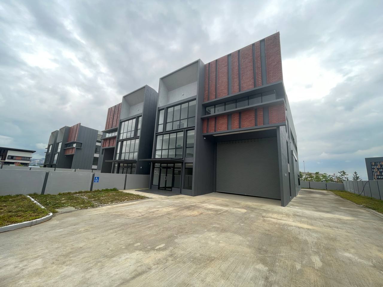 Semi-D Factory Warehouse Elmina Business Park - photo 8