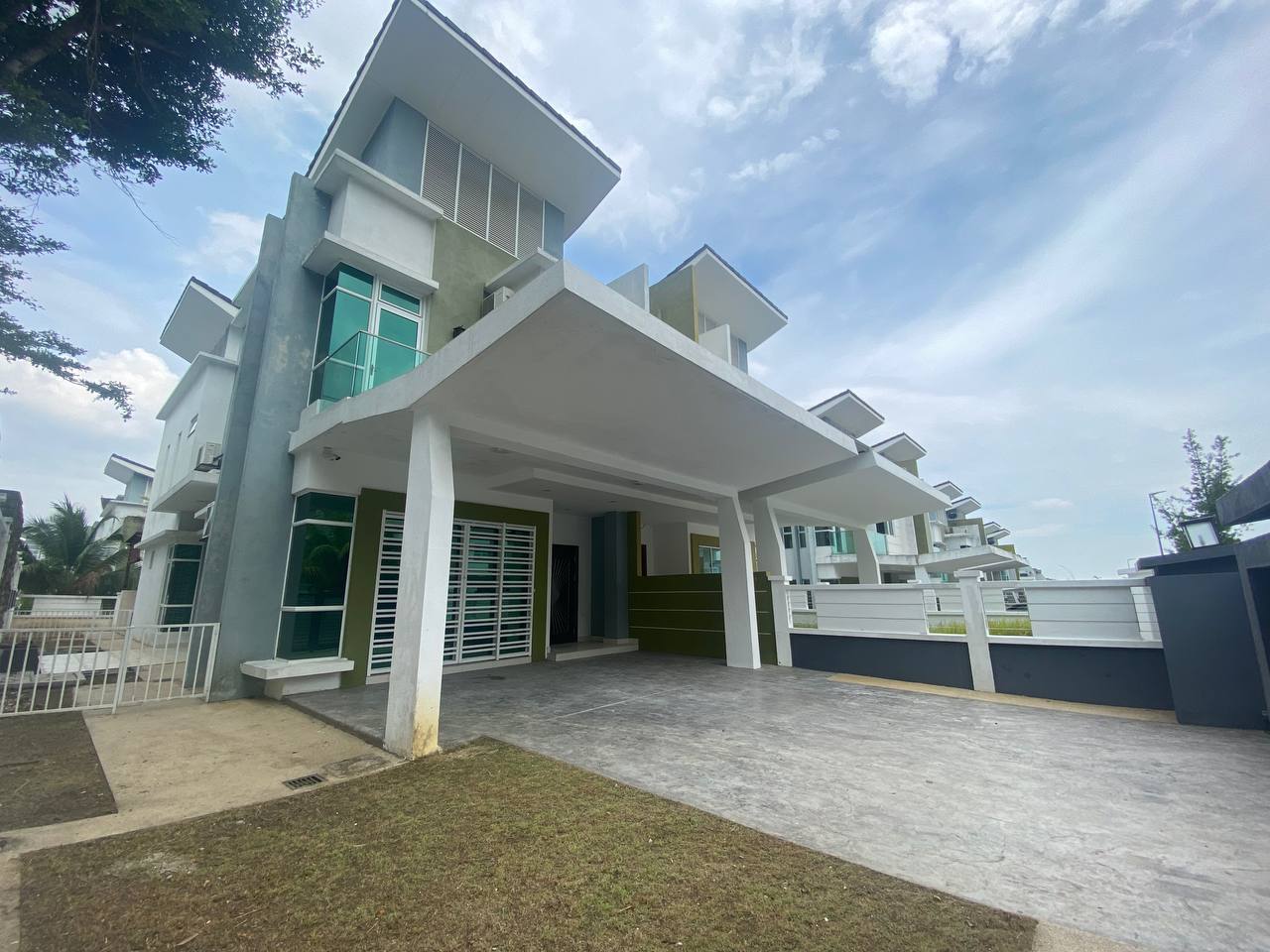 Semi D House Greenhill Residence U10 by Emily - photo 2