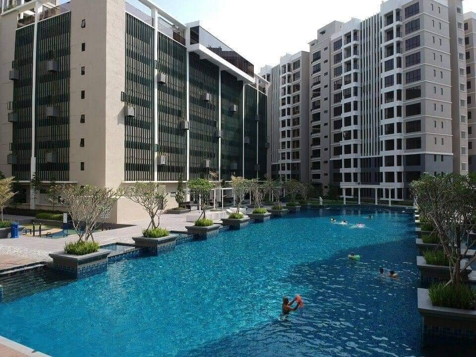 Upper East Condo Corner unit for Sale