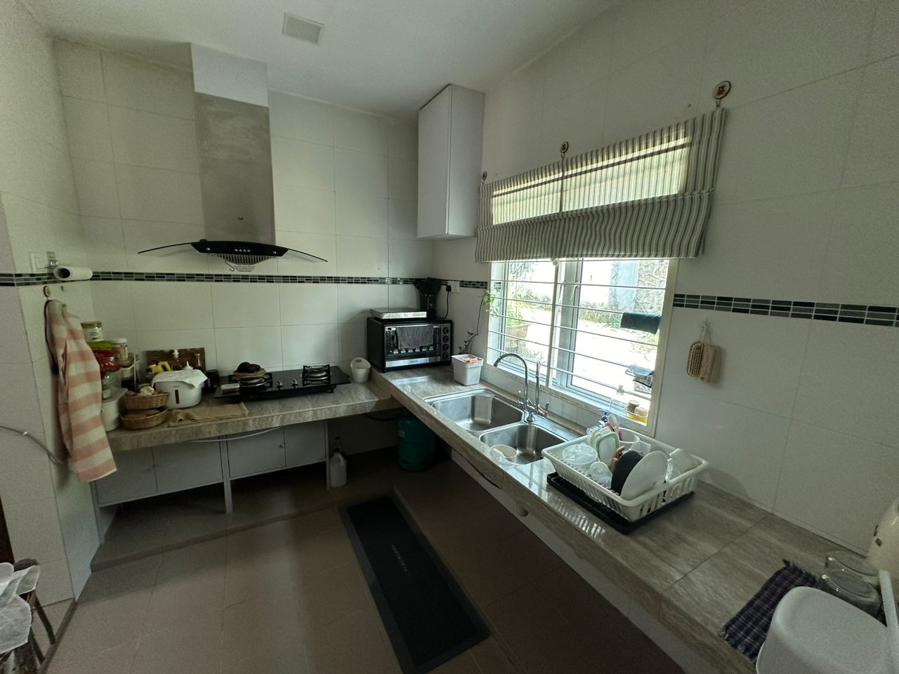 Sierra Ukay 2 Storey Brackson Renovated - photo 2